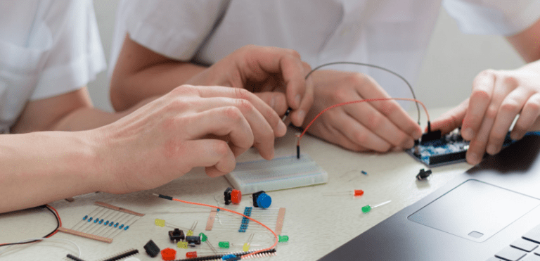 Le MakerHUB édu embarque vos élèves dans l’aventure STEAM !